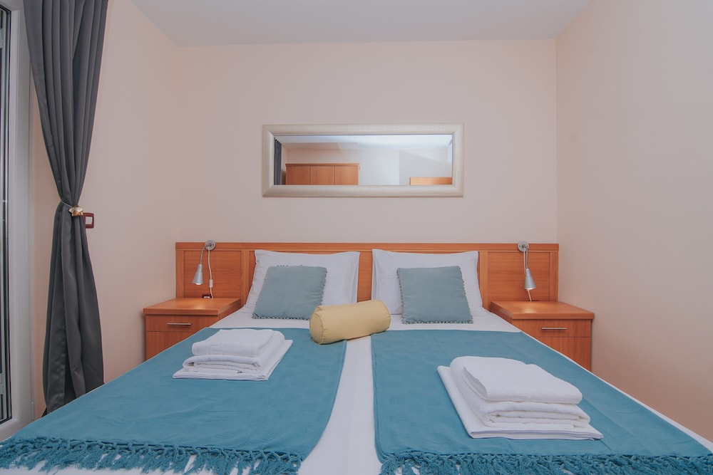 pool apartments tolo