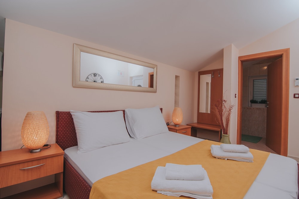 pool apartments tolo