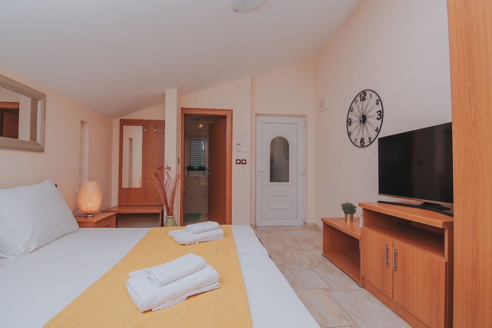 pool apartments tolo