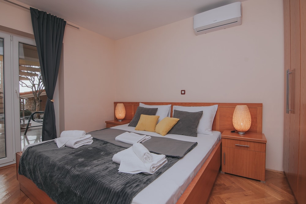 pool apartments tolo