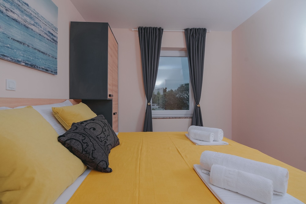 pool apartments tolo