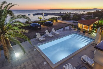 pool apartments tolo
