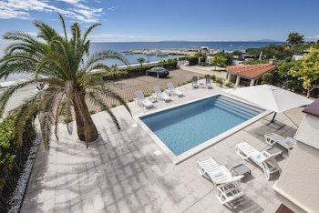 pool apartments tolo