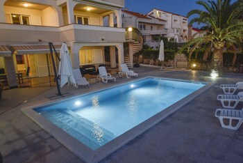 pool apartments tolo