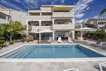 pool apartments tolo