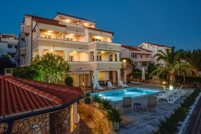 pool apartments tolo