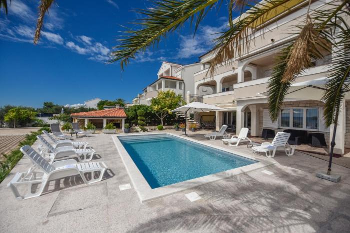 pool apartments tolo
