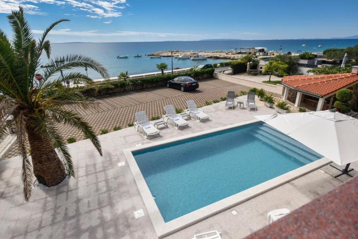 pool apartments tolo