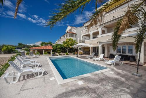 pool apartments tolo