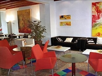 lhostal hotel dinterior