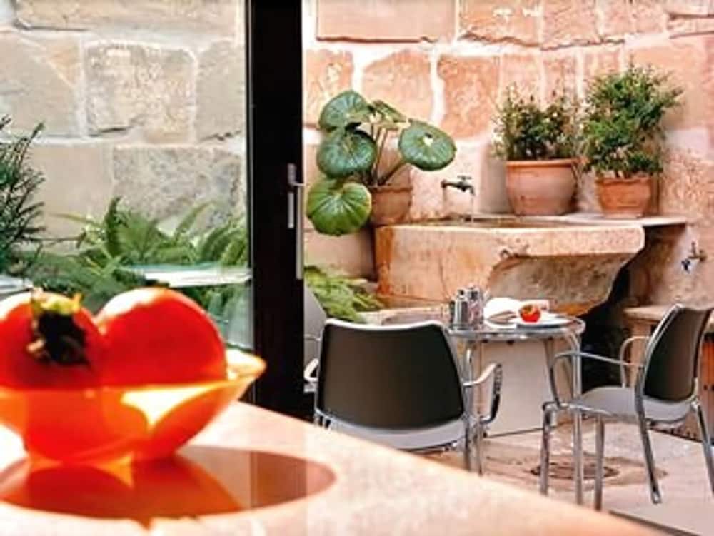 lhostal hotel dinterior