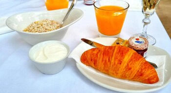 lhostal hotel dinterior