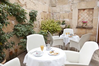 lhostal hotel dinterior