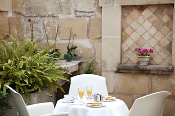 lhostal hotel dinterior