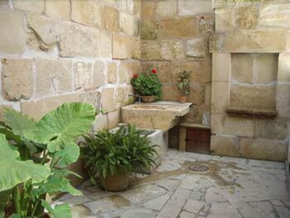 lhostal hotel dinterior