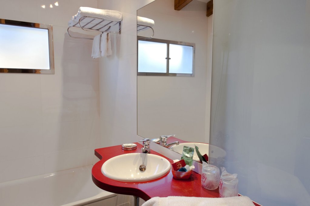 lhostal hotel dinterior