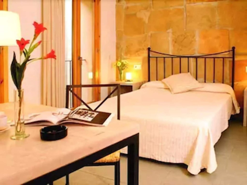 lhostal hotel dinterior