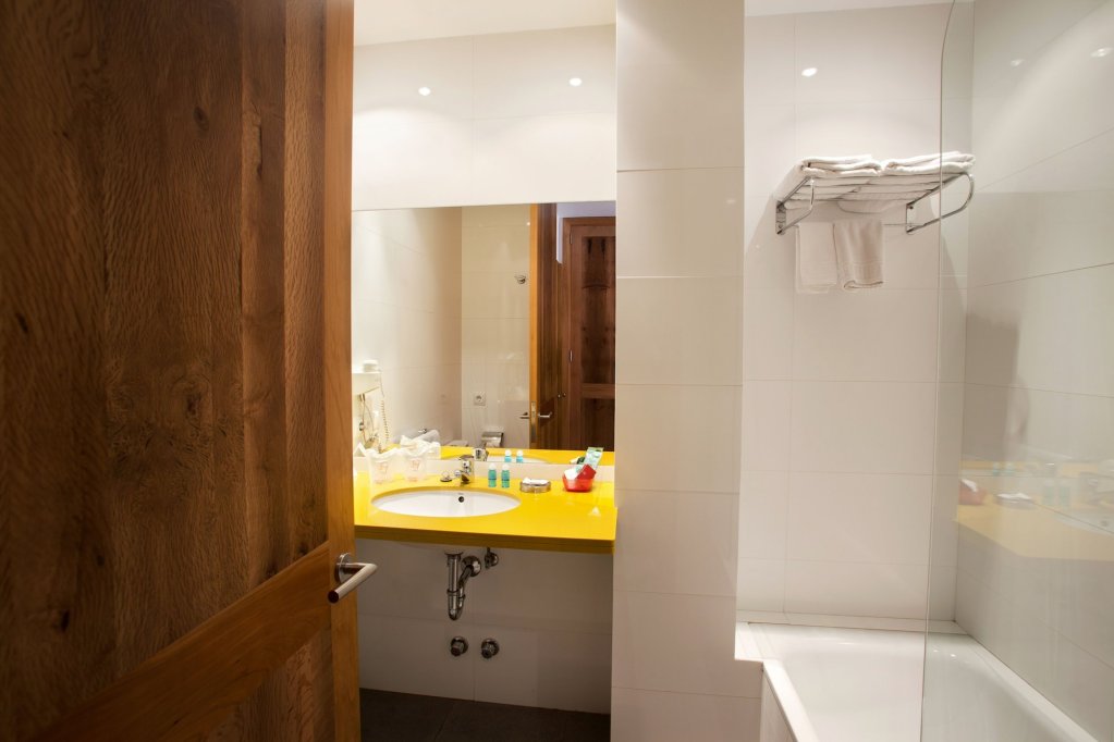 lhostal hotel dinterior