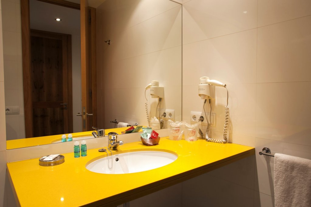 lhostal hotel dinterior