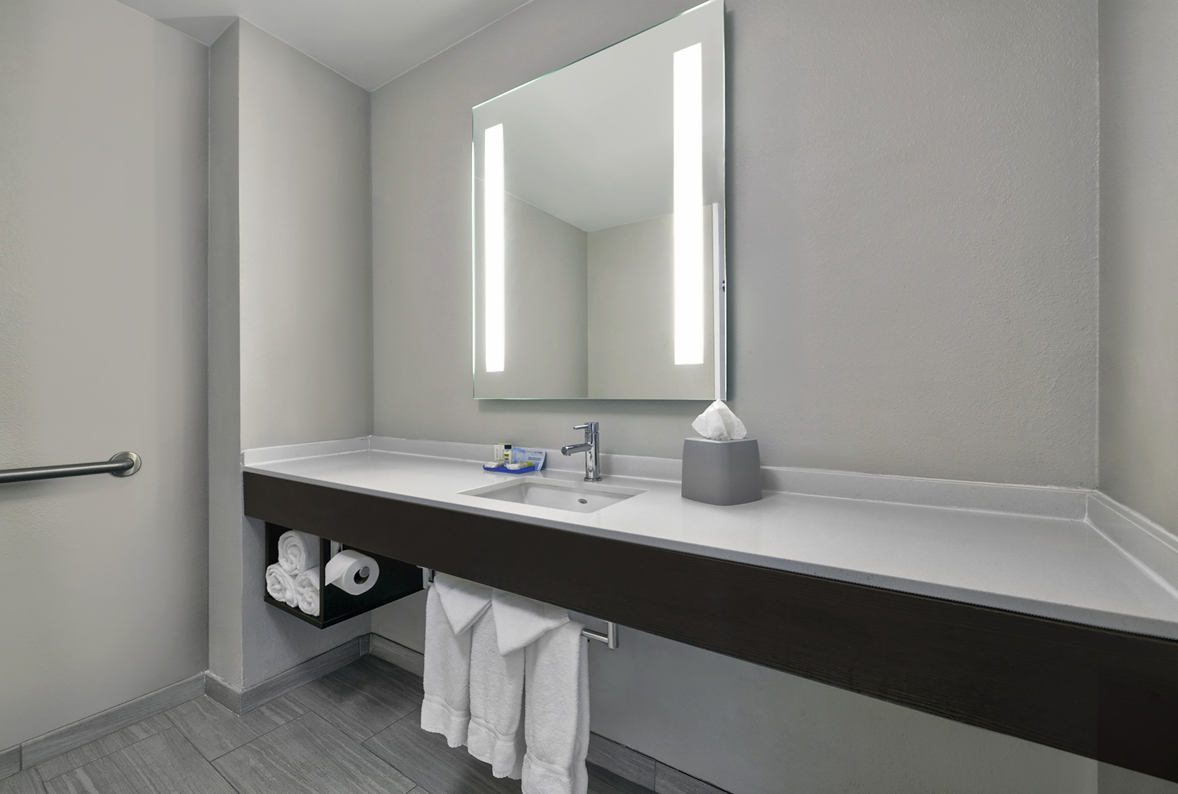 holiday inn express and suites kansas city grandvi