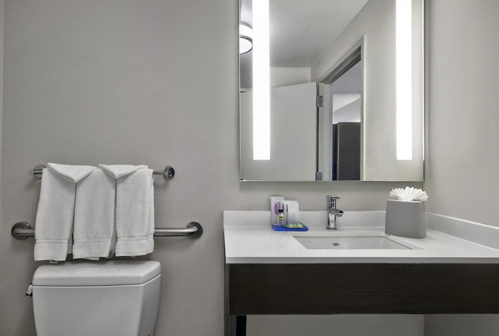 holiday inn express and suites kansas city grandvi