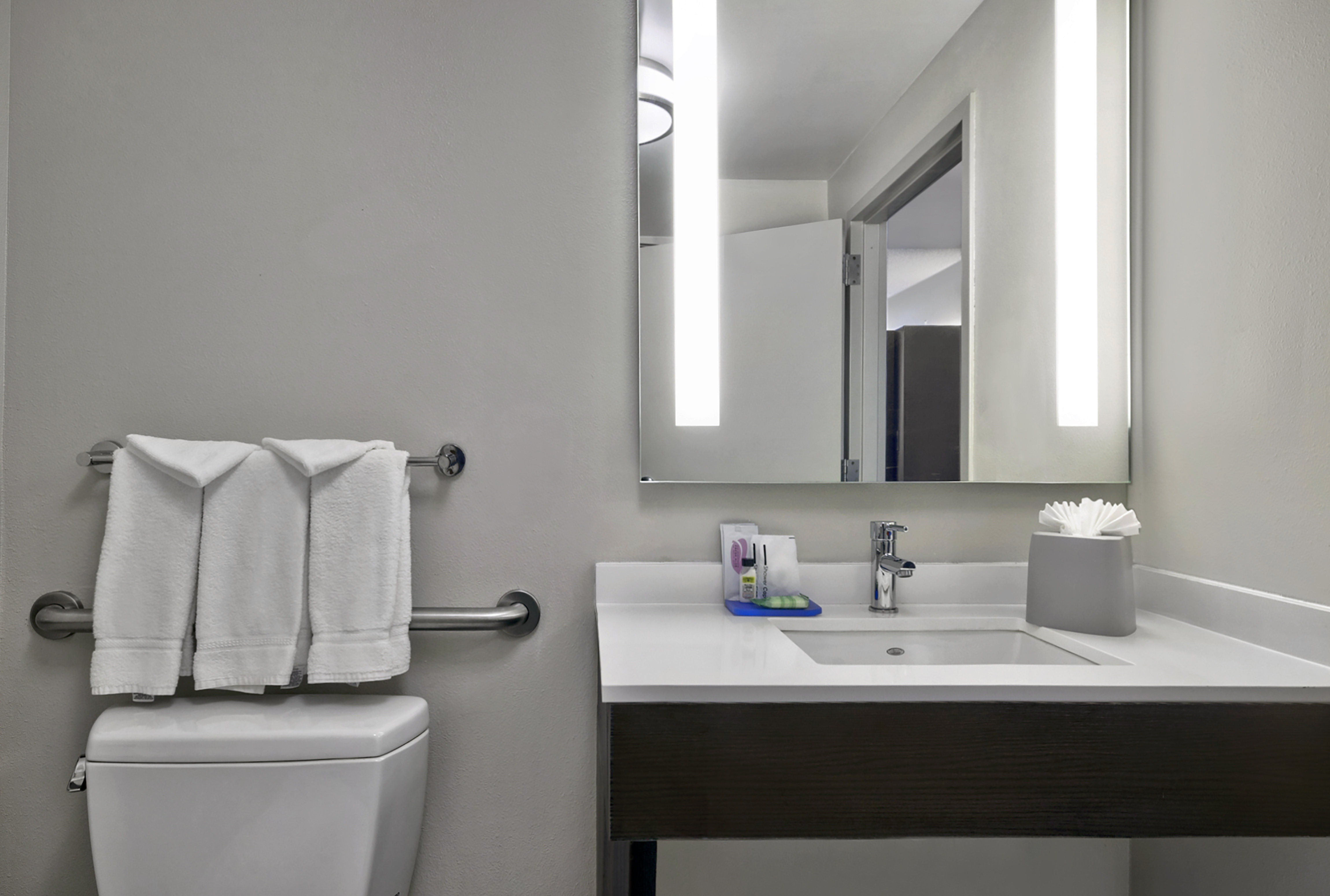 holiday inn express and suites kansas city grandvi