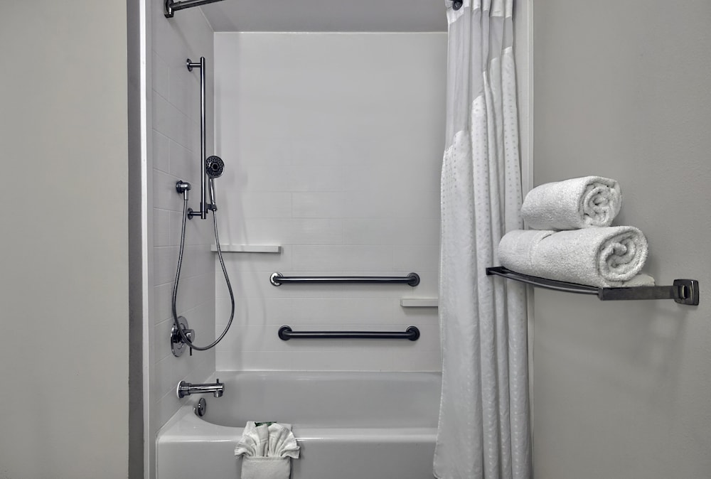 holiday inn express and suites kansas city grandvi