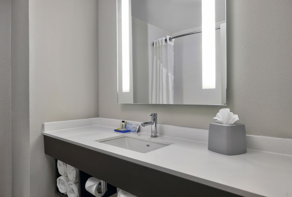 holiday inn express and suites kansas city grandvi
