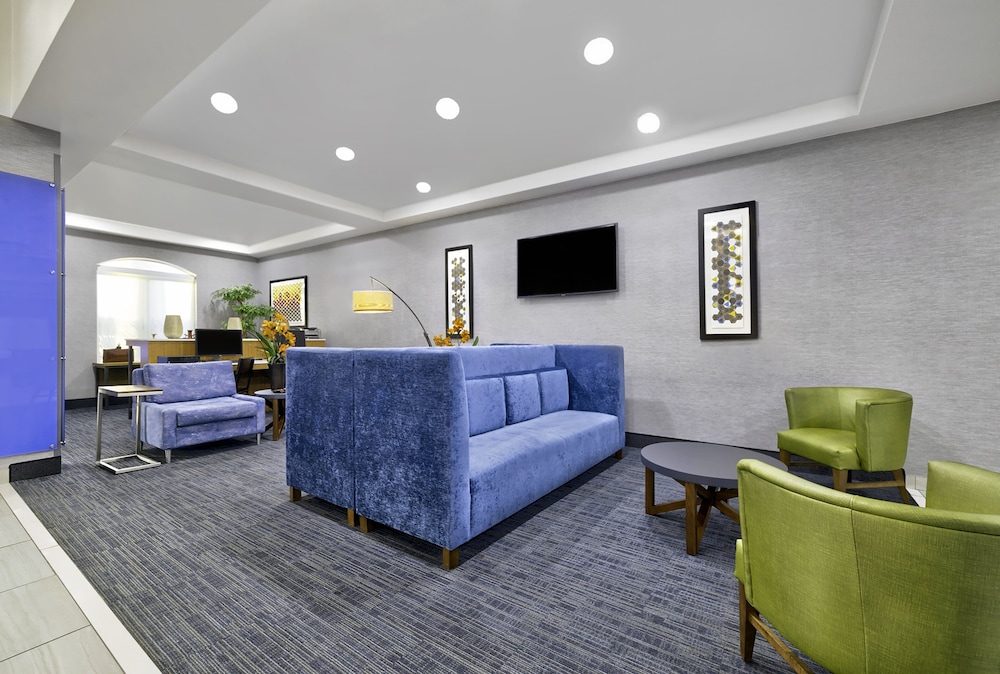 holiday inn express and suites kansas city grandvi