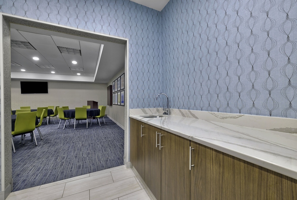 holiday inn express and suites kansas city grandvi