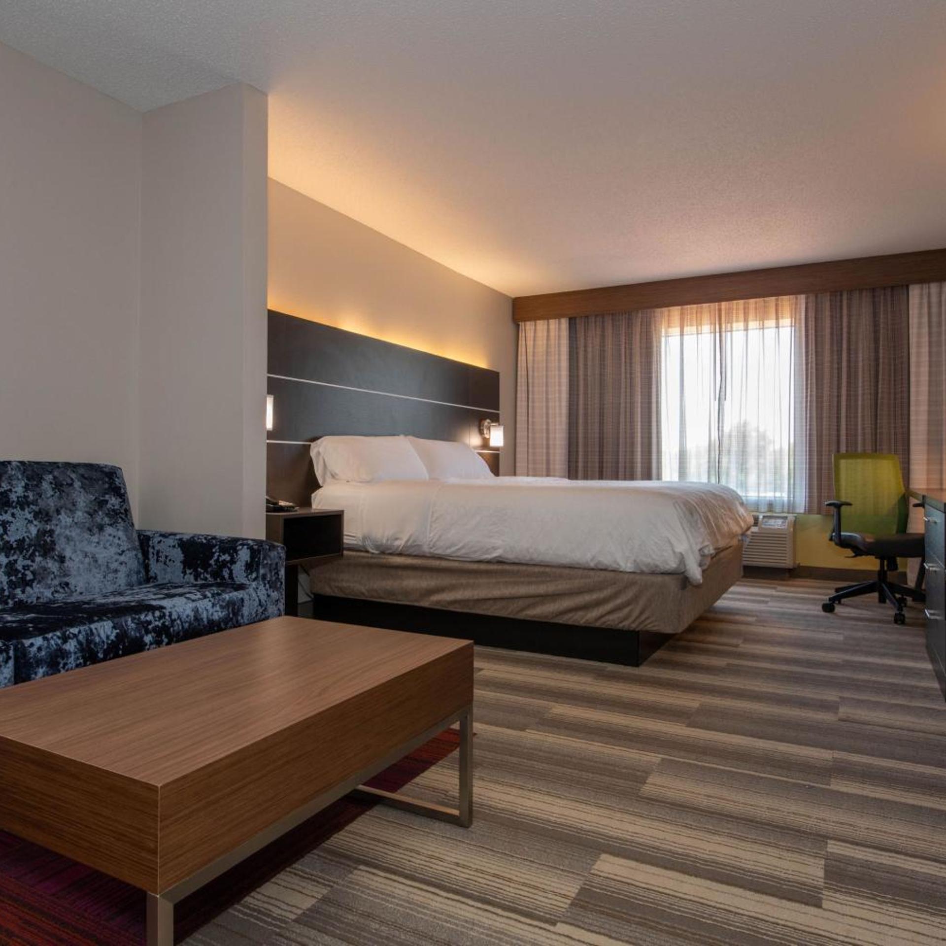 holiday inn express and suites kansas city grandvi