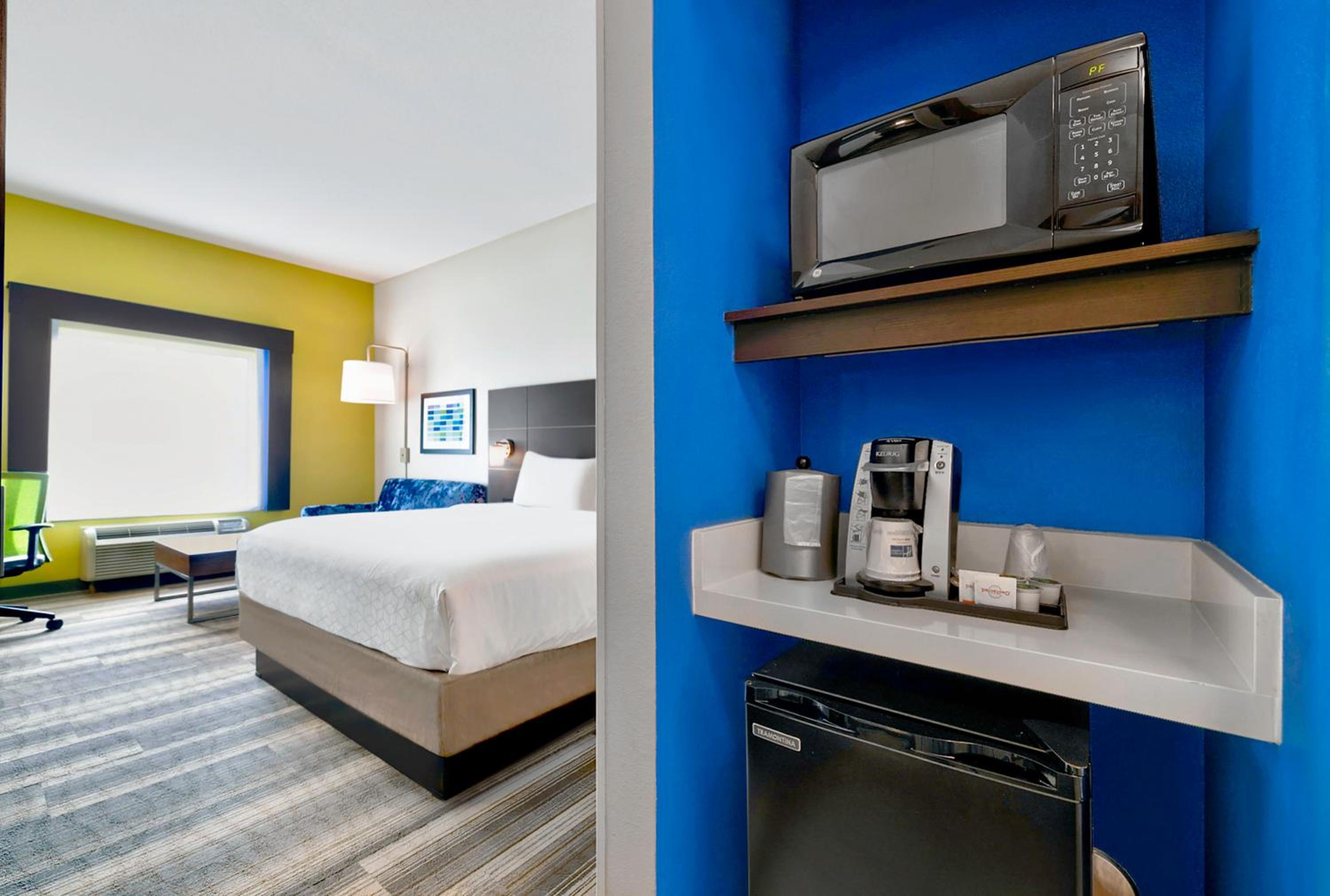 holiday inn express and suites kansas city grandvi