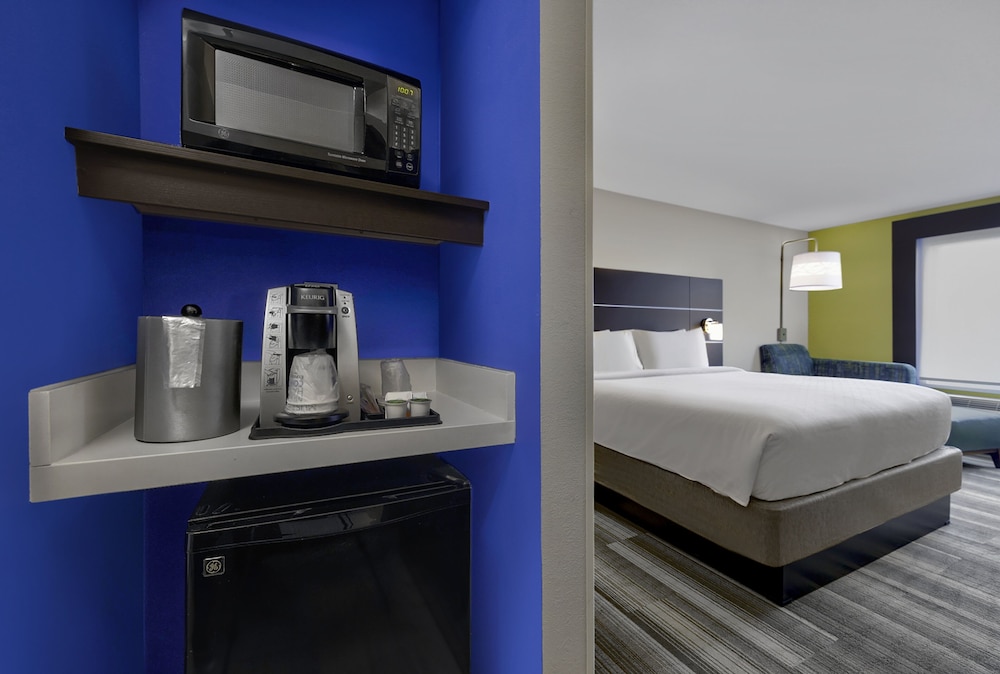 holiday inn express and suites kansas city grandvi