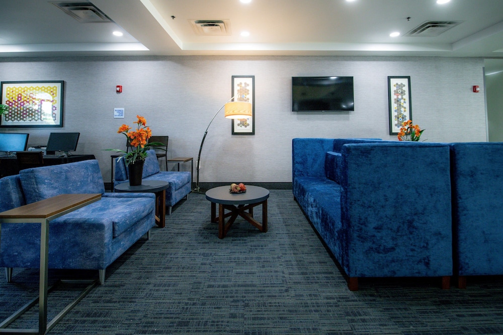 holiday inn express and suites kansas city grandvi