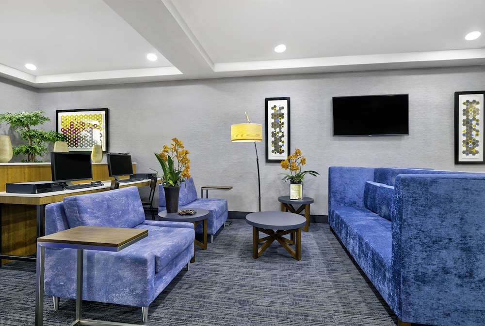 holiday inn express and suites kansas city grandvi