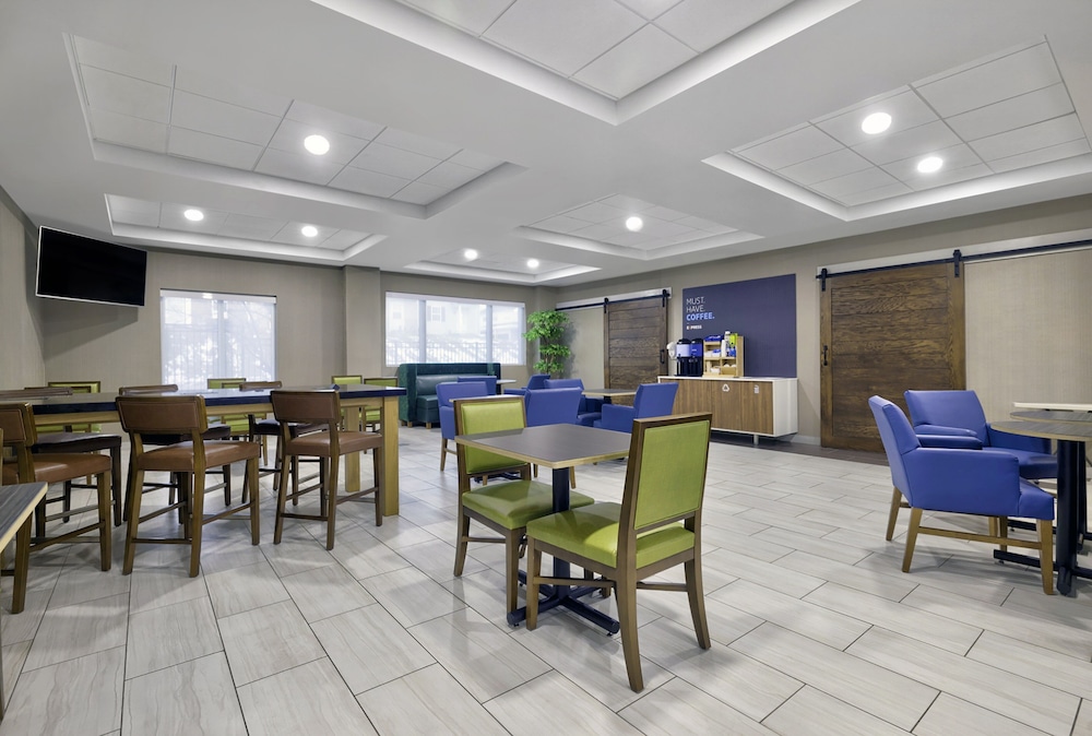 holiday inn express and suites kansas city grandvi