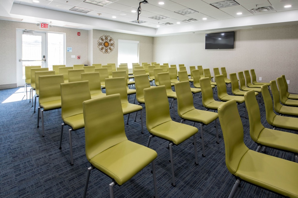 holiday inn express and suites kansas city grandvi
