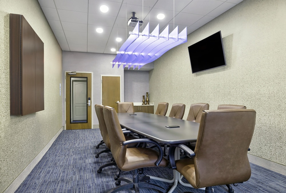 holiday inn express and suites kansas city grandvi