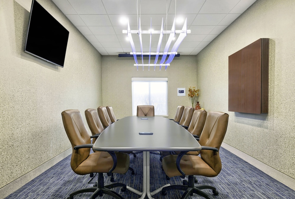 holiday inn express and suites kansas city grandvi