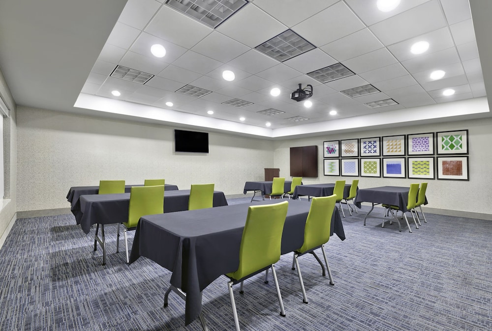holiday inn express and suites kansas city grandvi