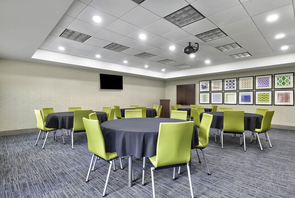 holiday inn express and suites kansas city grandvi