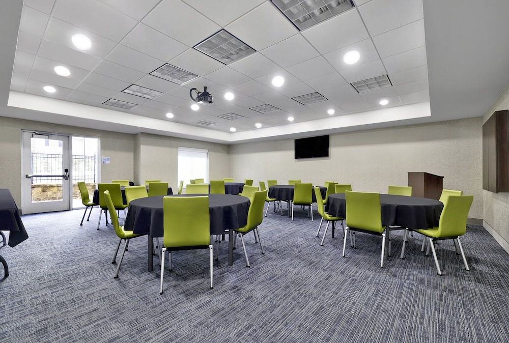 holiday inn express and suites kansas city grandvi