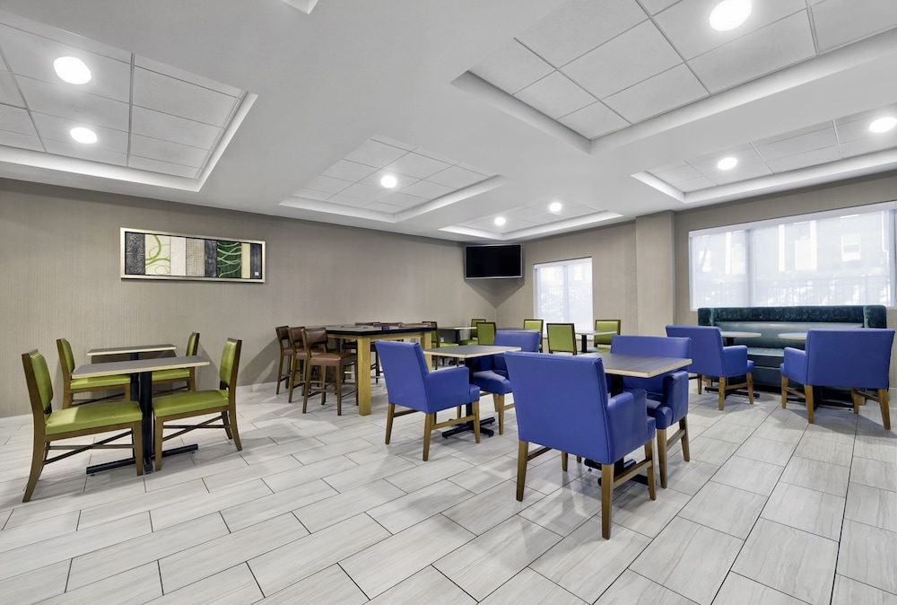 holiday inn express and suites kansas city grandvi