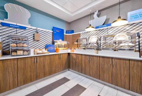 holiday inn express and suites kansas city grandvi