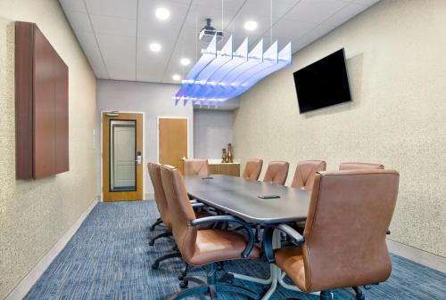 holiday inn express and suites kansas city grandvi