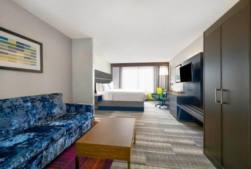 holiday inn express and suites kansas city grandvi