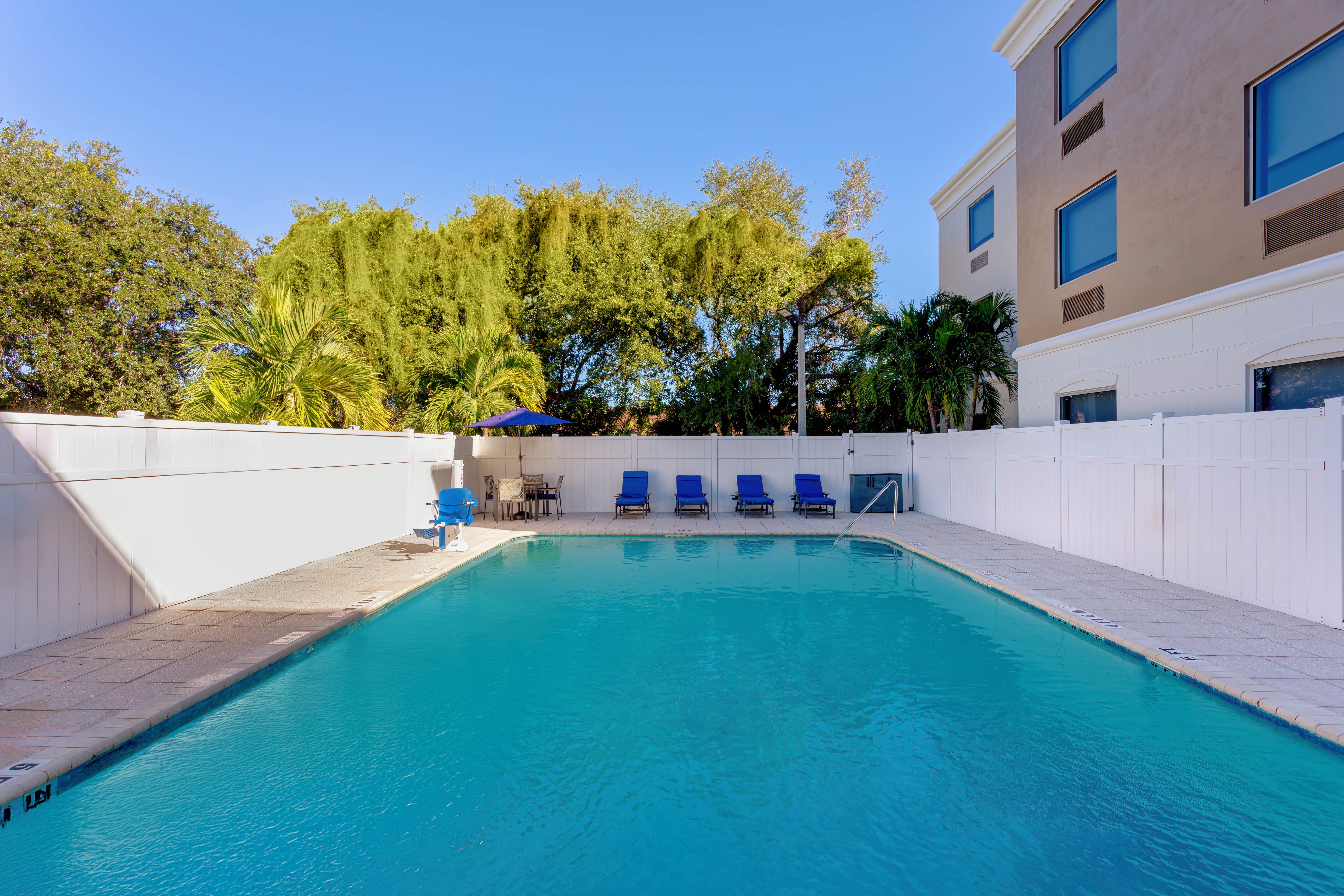 holiday inn express and suites lantana by ihg