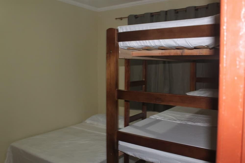 pe na areia beach hostel