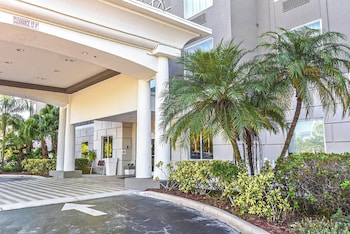 Holiday Inn Express & Suites Cocoa By Ihg,Near Cocoa Expo Sports Center,3 star