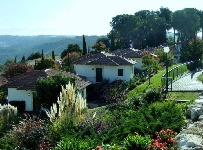 shoresh green hills family suites hotel